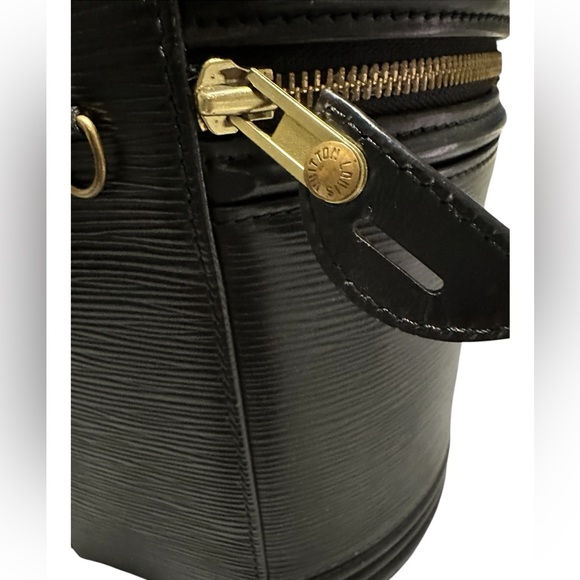 Louis Vuitton Black Epi Leather Noir
Cannes Vanity Case. Like New! 🔥 - Picture 11 of 16